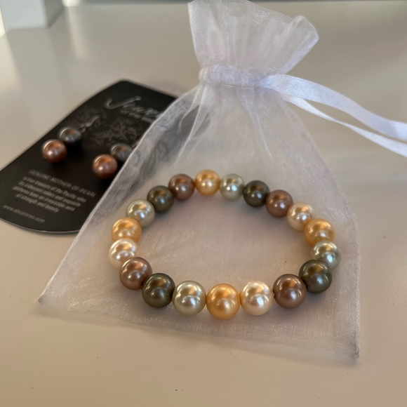 Jewel of the Sea Shell Pearl Earring and Bracelet Set - Picture 4 of 5